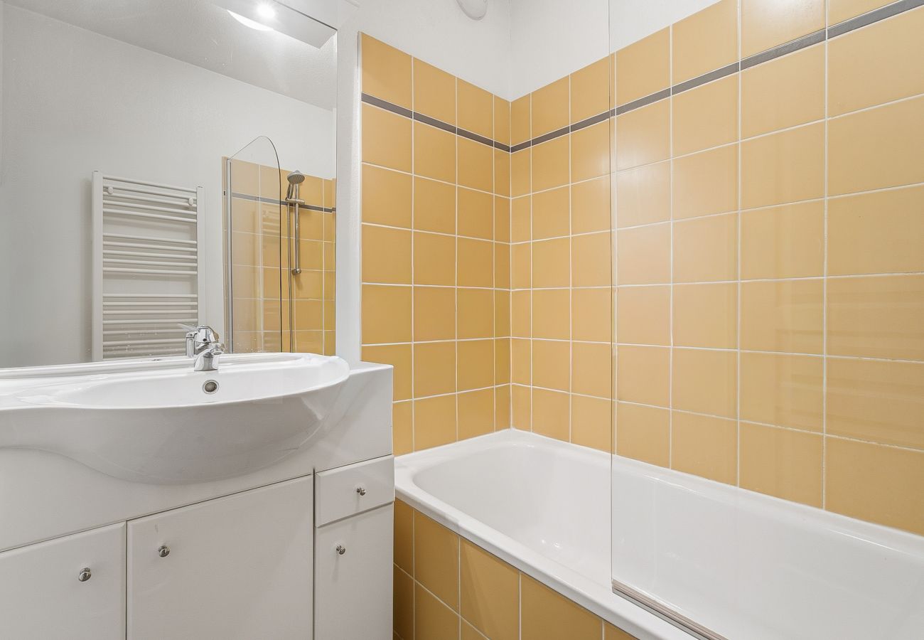 Apartment in Grasse - Flat with a swimming pool and a balcony with mountain views