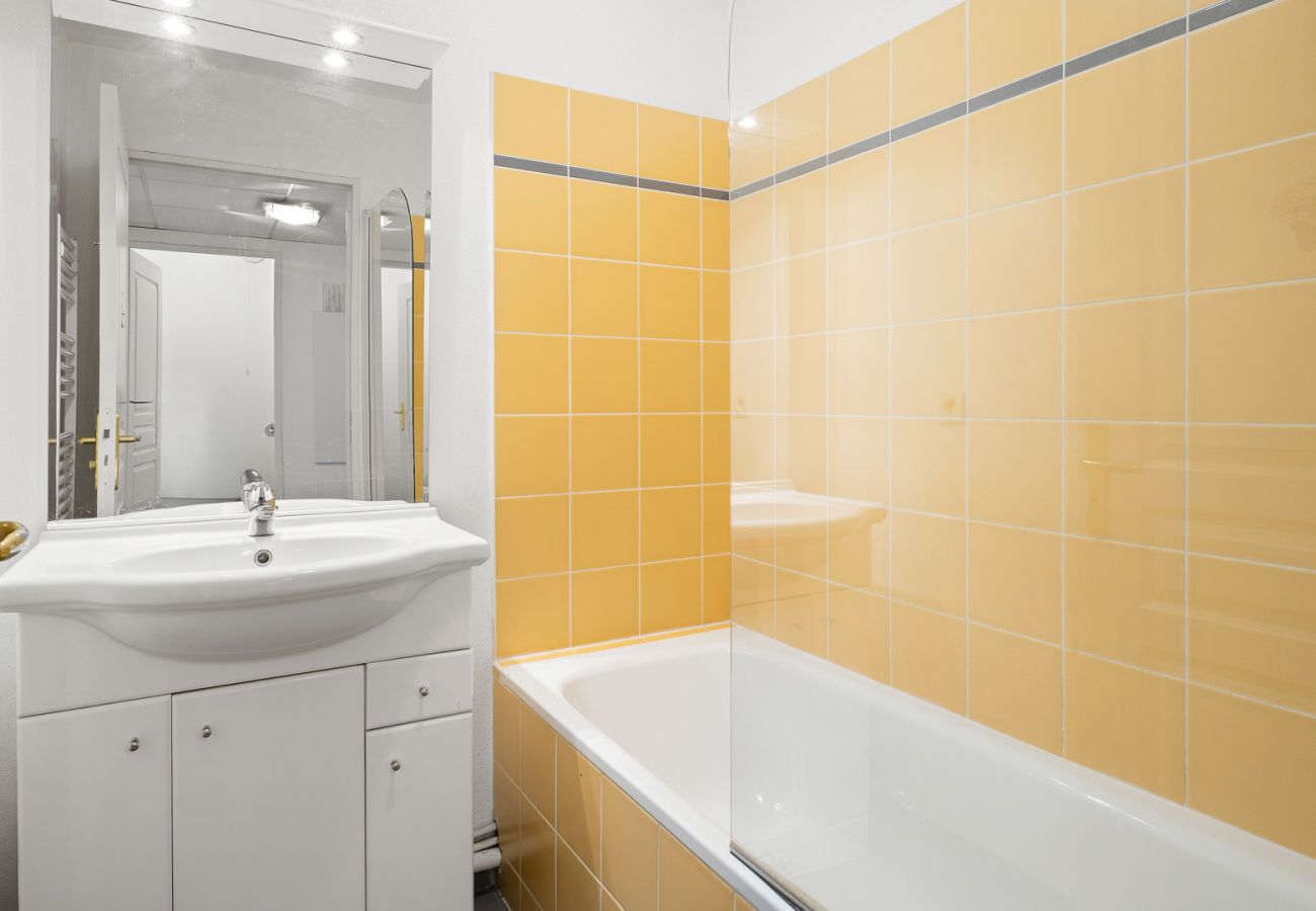 Apartment in Grasse - Bright apartment with swimming pool for 4 people 
