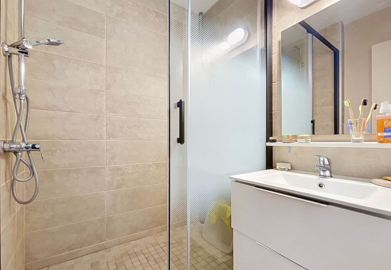 Apartment in Agde - Air-conditioned apartment overlooking the sea, with private parking