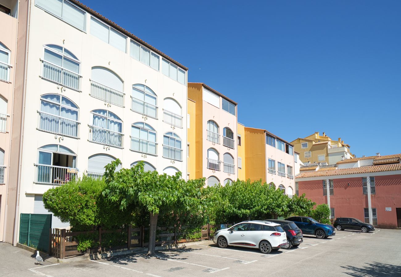 Apartment in Agde - Air-conditioned apartment 300 meters from the beach, with private parking