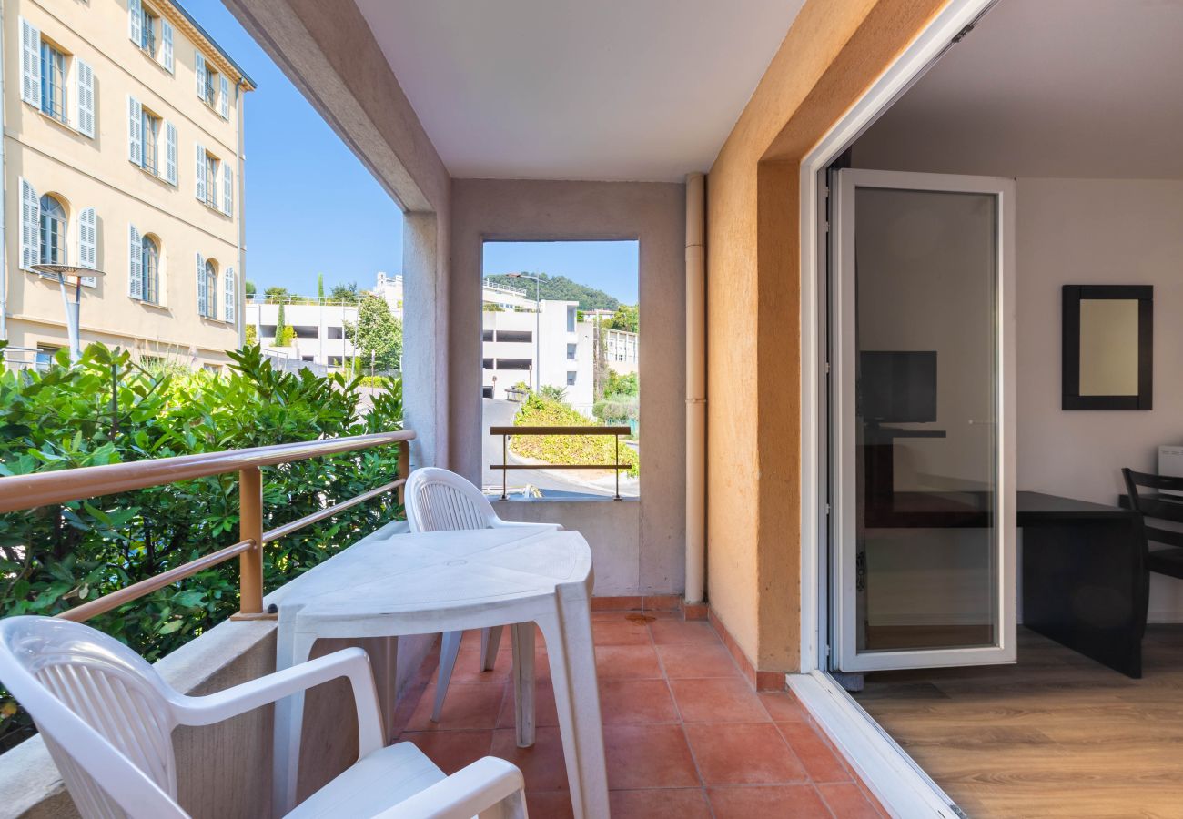 Apartment in Grasse - Apartment with balcony and swimming pool, sleeps 4