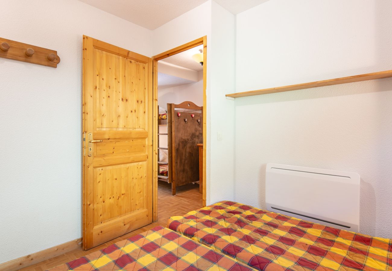Apartment in Saint-Sorlin-d´Arves - Flat with a balcony and heated swimming pool / accessible for people with reduced mobility