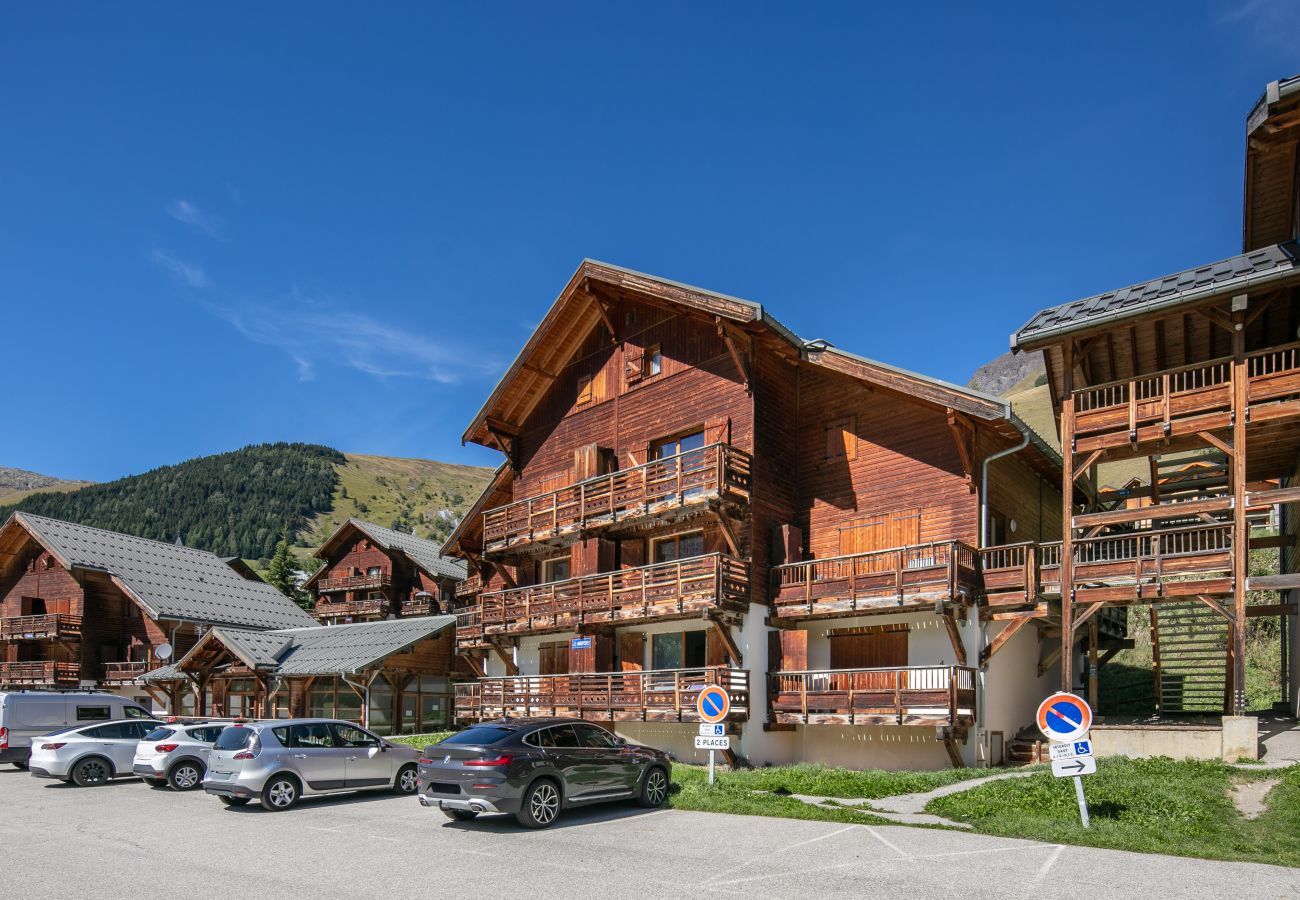 Apartment in Saint-Sorlin-d´Arves - Flat with a balcony and heated swimming pool / accessible for people with reduced mobility