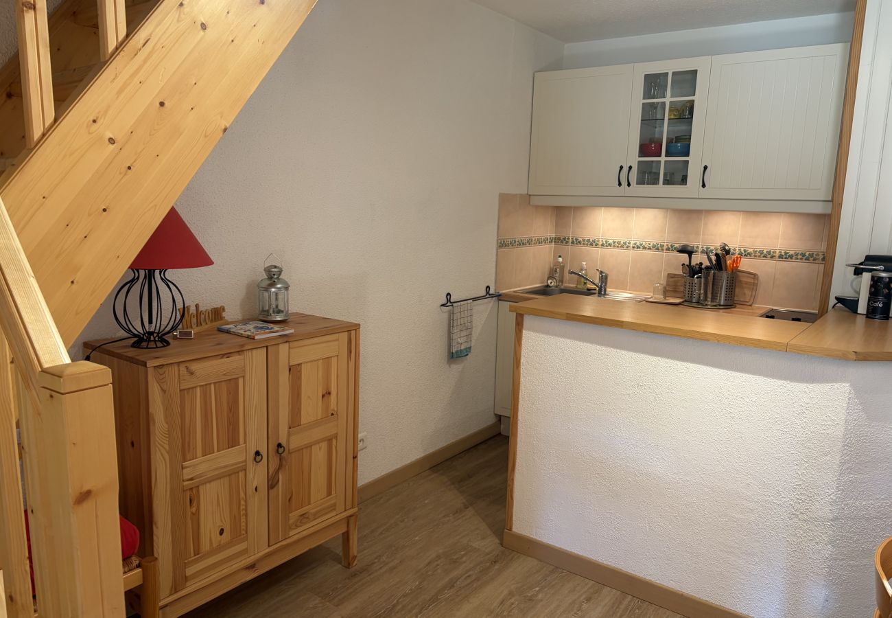 Studio in Allos - Studio with a mezzanine and a loggia with mountain views