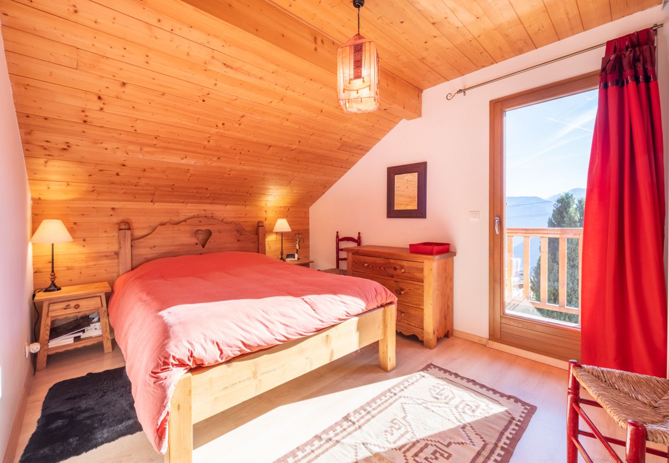 Chalet in La Léchère - Fully Equipped Chalet with Mountain Views