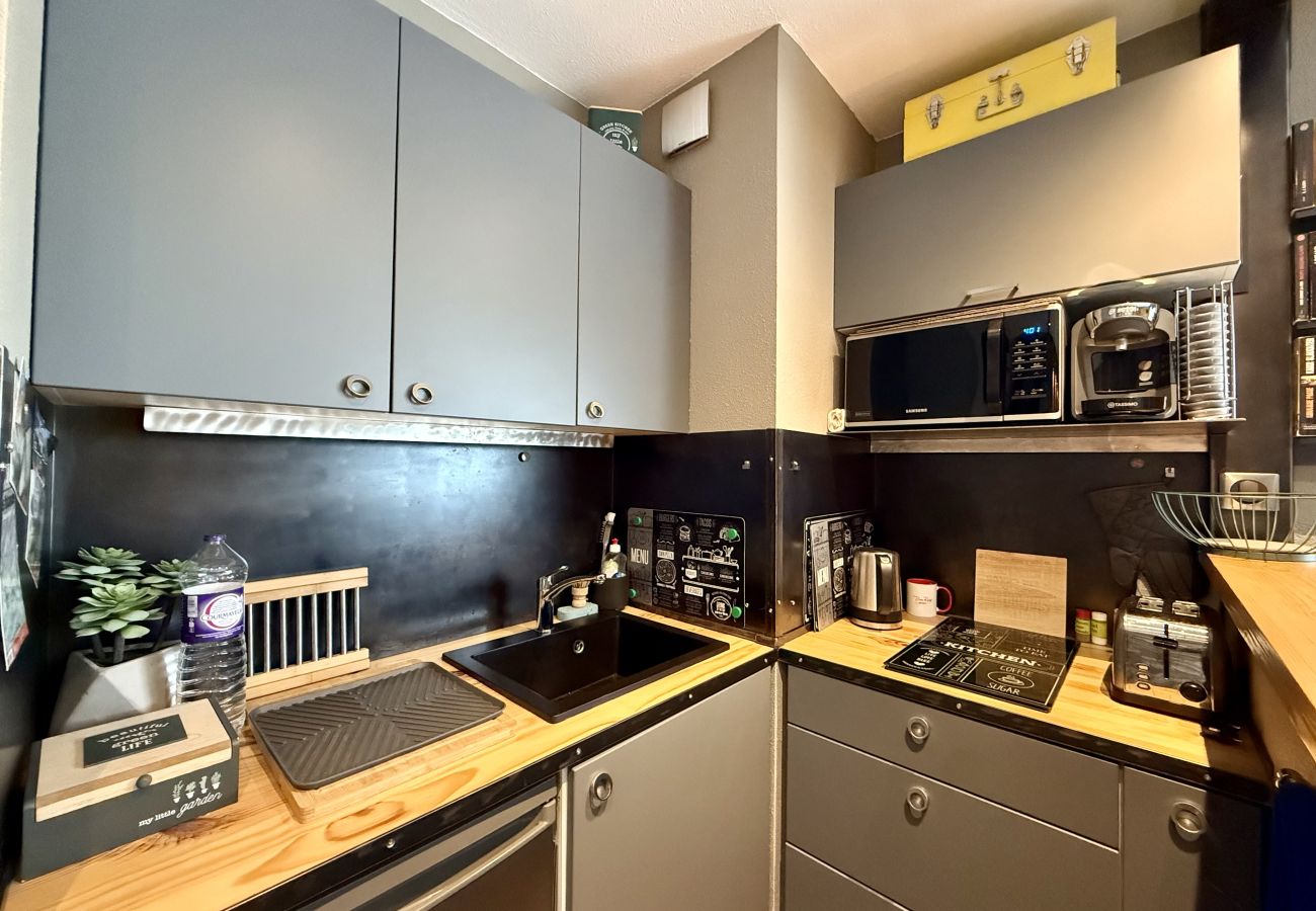 Studio in Chamrousse - Renovated studio flat with views of the ski slopes