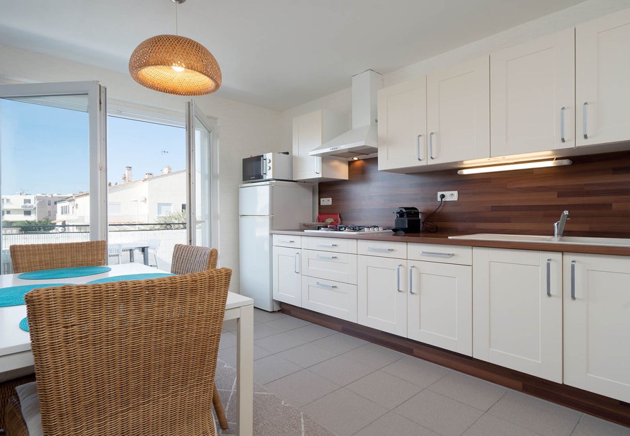 Appartement à Le Grau-du-Roi - Appartement avec balcon & parking à 500m de la plage