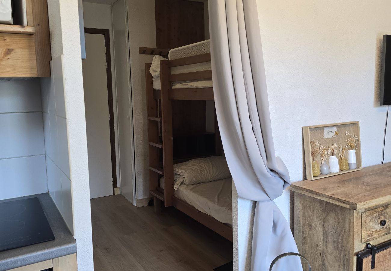 Appartement à Saint-Sorlin-d´Arves - Appartement avec coin nuit, balcon et piscine intérieure