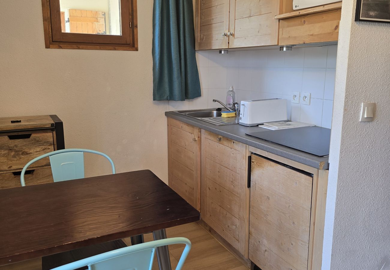 Appartement à Saint-Sorlin-d´Arves - Appartement avec coin nuit, balcon et piscine intérieure
