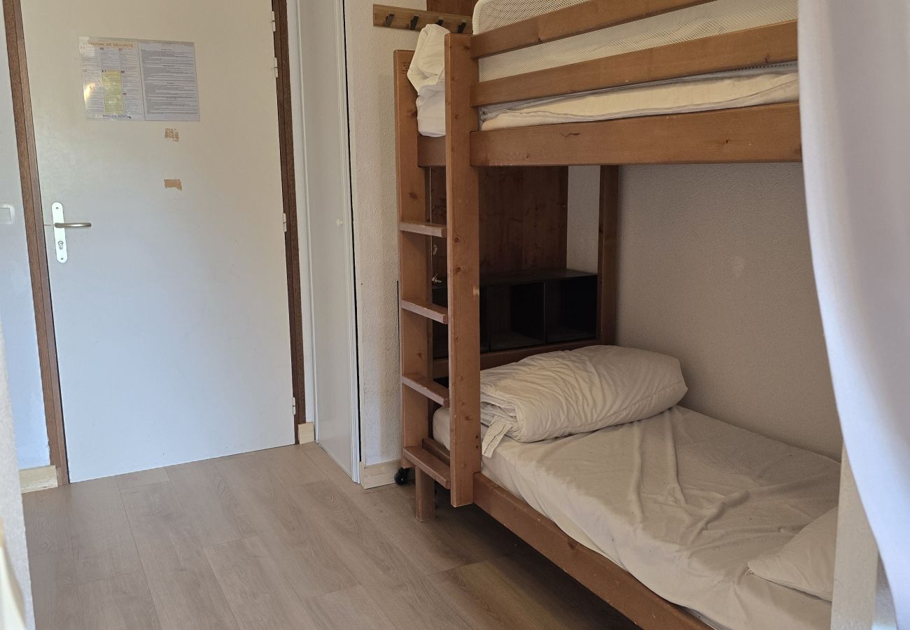 Appartement à Saint-Sorlin-d´Arves - Appartement avec coin nuit, balcon et piscine intérieure